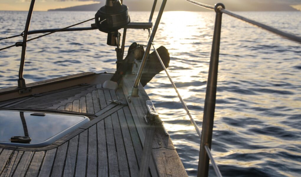 Noleggia la tua barca a vela e naviga verso l'avventura!